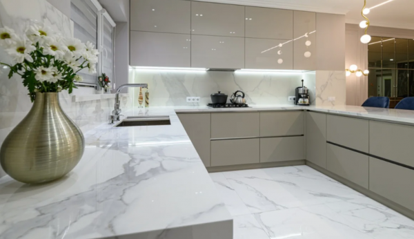 Dapur mewah dan elegan dengan tampilan marmer